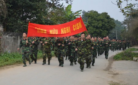 Cán bộ, chiến sỹ Bộ CHQS tỉnh Yên Bái hưởng ứng Ngày chạy CISM trên địa bàn phường Nam Cường, TP Yên Bái.