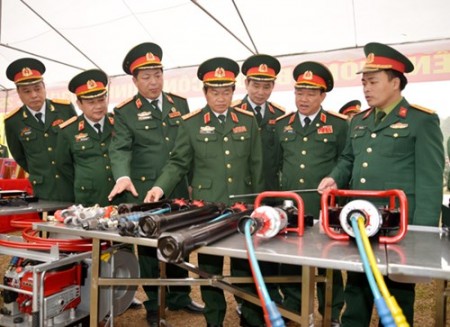 Đại tướng Đỗ Bá Tỵ tham quan các trang bị của lực lượng công binh.