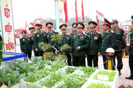  Thiếu tướng Phan Bá Dân, Phó Chủ nhiệm TCHC cùng các đại biểu tham quan sản phẩm hậu cần trưng bày tại Làng Hội thao.