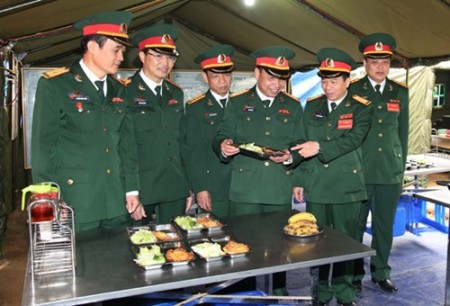 Các đại biểu tham quan nhà ăn tại Làng Hội thao của đội tuyển Quân đoàn 1.