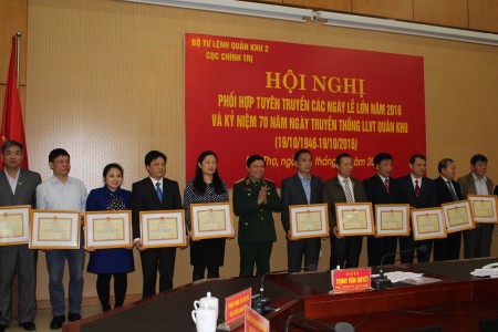 Đồng chí  Thiếu tướng Lê Hiền Vân, Bí thư Đảng ủy, Chính ủy Quân khu trao bằng khen cho các cá nhân có thành tích xuất sắc trong công tác phối hợp tuyên truyền.
