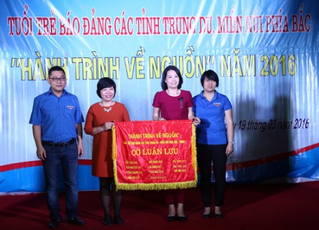 Trao cờ đăng cai chương trình “Hành trình về nguồn” lần thứ 12 cho Báo Hà Nội mới.