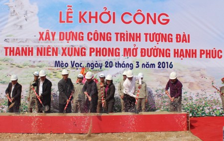 Các đồng chí lãnh đạo tỉnh và các Bộ, ngành tham gia động thổ khởi công xây dựng công trình cụm tượng đài TNXP.