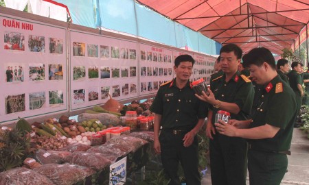 Đồng chí Trưởng phòng Quân nhu QK (thứ nhất, bên trái) cùng chỉ huy các đơn vị tham quan sản phẩm tăng gia.                                                                        Ảnh: XP