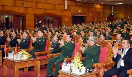 Bộ trưởng Quốc phòng hai nước cùng nhiều cán bộ, chiến sĩ  Việt Nam – Trung Quốc dự buổi toạ đàm. Ảnh: TRỌNG HẢI 
