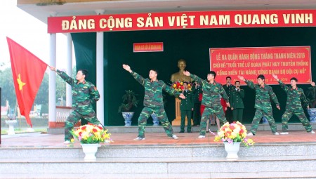 Tiết mục hát múa “Hành khúc người chiến sĩ xe tăng” chào mừng Lễ ra quân hành động Tháng Thanh niên năm 2016 của Đoàn cơ sở Lữ đoàn 406.