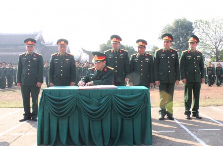 Đồng chí Chính ủy Bộ CHQS tỉnh ký chứng nhận nội dung giao ước thi đua của các cơ quan, đơn vị.