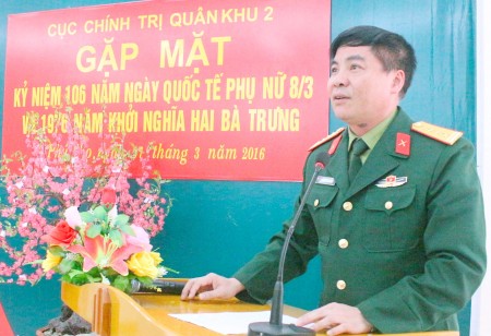 Đại tá Phạm Đức Duyên, Phó Chủ nhiệm Chính Quân khu phát biểu chúc mừng, động viên tại buổi gặp mặt.