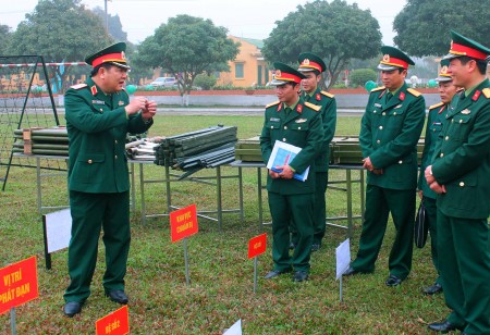 Trung tướng Dương Đức Hòa, Tư lệnh Quân khu kiểm mô hình, học cụ huấn luyện của Lữ đoàn.