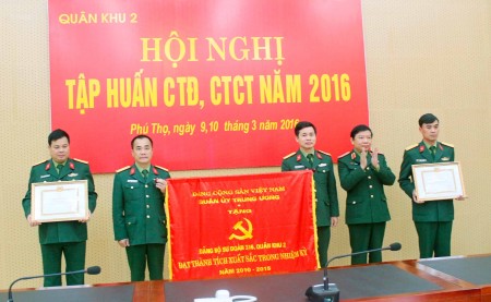 Thừa ủy quyền của Quân ủy Trung ương, Thiếu tướng Lê Hiền Vân, Bí thư  Đảng ủy Quân khu, Chính ủy Quân khu đã trao Cờ “Đảng bộ hoàn thành xuất sắc nhiệm vụ” nhiệm kỳ 2010 - 2015 cho Đảng bộ Sư đoàn 316.