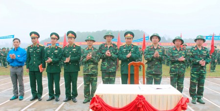 Thượng tá Nguyễn Văn Chính, Chính ủy Lữ đoàn động viên các đơn vị ký kết giao ước thi đua.