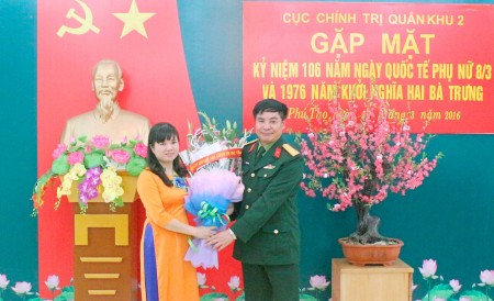 Đại tá Phạm Đức Duyên, Phó Chủ nhiệm Chính Quân khu tặng hoa chúc mừng Hội Phụ nữ cơ quan Cục Chính trị.