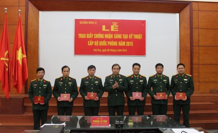 Thiếu tướng Phùng Sĩ Tấn trao Giấy chứng nhận cho các tác giả đạt giải.