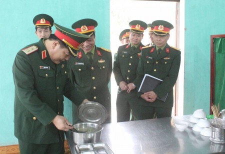 Đoàn công tác kiểm tra tại các bếp ăn của Lữ đoàn. 