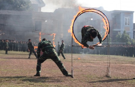 Cán bộ, chiến sĩ Đại đội Trinh sát 20, Bộ CHQS tỉnh khởi động màn nhảy qua vòng lửa.