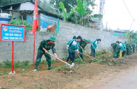 Đoàn viên Đoàn cơ sở Lữ đoàn 406 và đơn vị kết nghĩa tham gia tổng dọn vệ sinh đường giao thông tại xã Minh Tiến, huyện Đoan Hùng (Phú Thọ).