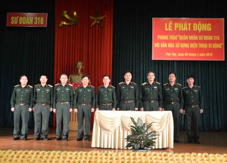 Đại diện các ban, ngành Phòng Chính trị Sư đoàn 316 cam kết thực hiện phong trào.
