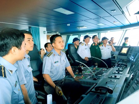 Đoàn công tác của TCCT do Trung tướng Nguyễn Trọng Nghĩa làm trưởng đoàn đã thực hiện chuyến thăm, kiểm tra quần đảo Trường Sa và nhà giàn DK1.   