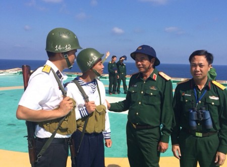 Thiếu tướng Hoàng Hữu Thế và Trung tá Nguyễn Ngọc Ngân động viên cán bộ, chiến sĩ công tác tại quần đảo Trường Sa.