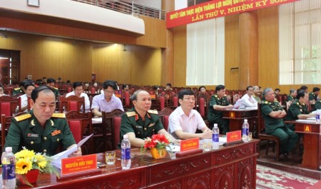 Đồng chí Lê Duy Thành, Phó Chủ tịch UBND tỉnh Vĩnh Phúc, Chủ tịch Hội đồng GDQP&AN tỉnh phát biểu tại buổi lễ.