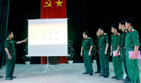 Trao đổi kiến thức pháp luật tại cơ quan Bộ CHQS tỉnh Lào Cai.