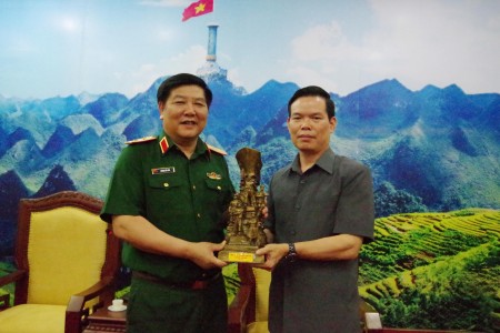 Đồng chí Triệu Tài Vinh, Ủy viên Trung ương Đảng, Bí thư Tỉnh ủy tỉnh Hà Giang tặng quà lưu niệm cho Tư lệnh QK.