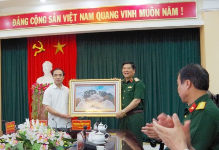 Đồng chí Chẩu Văn Lâm, Ủy viên Trung ương Đảng, Bí thư Tỉnh ủy tỉnh Tuyên Quang tặng quà lưu niệm cho đồng chí Tư lệnh.