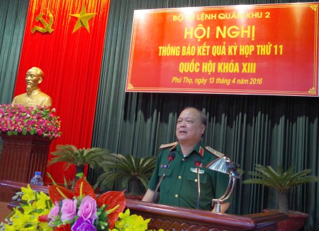 Thiếu tướng Ngô Văn Hùng, Phó Tư lệnh QK, đại biểu Quốc hội khóa XIII, thông báo kết quả kỳ họp.