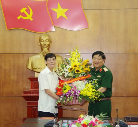 Trung tướng Dương Đức Hòa, Tư lệnh QK trao quyết định cho Thiếu tướng Nguyễn Mạnh Đoàn, nguyên Phó Tư lệnh QK.