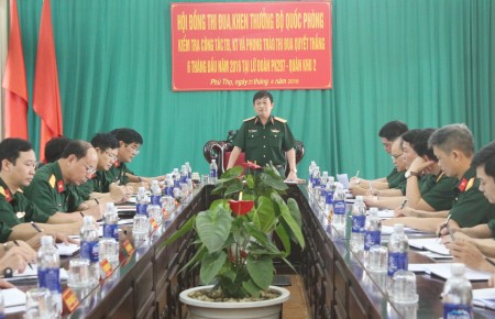 Thiếu tướng Trần Hoài Trung, Cục trưởng Cục tuyên kiểm tra tại Lữ đoàn 297.     