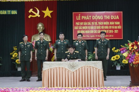 Chỉ huy Lữ đoàn chứng kiến đại diện các cơ quan, đơn vị ký kết giao ước thi đua.         
