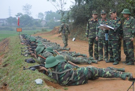  Đại tá Nguyễn Văn Dũng, Lữ đoàn trưởng kiểm tra huấn luyện chiến sỹ mới trên thao trường.