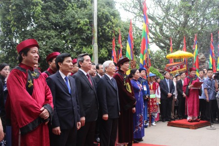 Tổng Bí thư Nguyễn Phú Trọng và các đồng chí lãnh đạo Trung ương  dự lễ dâng hương tưởng niệm các Vua Hùng trước Điện Kính Thiến trên đỉnh núi Nghĩa Lĩnh.