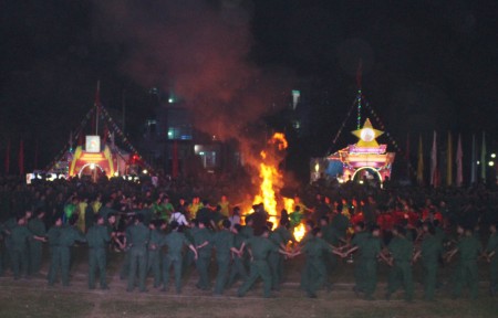 Tuổi trẻ Sư đoàn múa lửa trại mừng truyền thống.