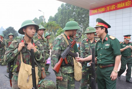 Thiếu tướng Nguyễn Thái Bình, Phó Tham mưu trưởng Quân khu kiểm tra phân đội trực SSCĐ tại Trung đoàn 98.