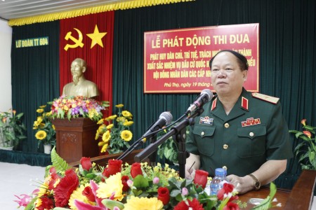 Đồng chí Phó CNCT Quân khu phát biểu chỉ đạo tại buổi lễ phát động phong trào thi đua Lữ đoàn 604.