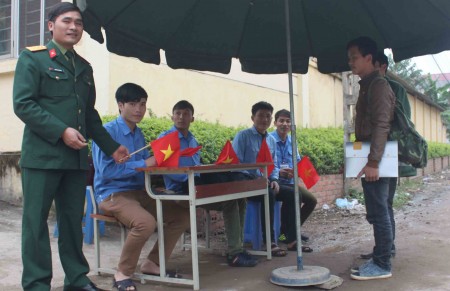 Thượng úy Nguyễn Minh Hải cùng đoàn viên, thanh niên Trường Cao đẳng nghề số 2 tham gia chiến dịch hè tình nguyện.
