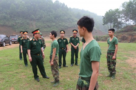 Tư lệnh QK kiểm tra huấn luyện chiến sỹ mới.