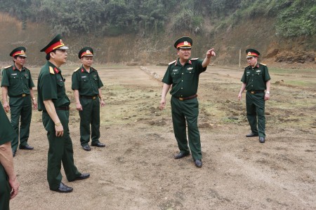 Tư lệnh QK kiểm tra thao trường huấn luyện.