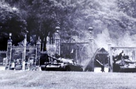 Xe tăng 390 húc đổ cổng Dinh Độc Lập ngày 30-4-1975. (ảnh tư liệu)