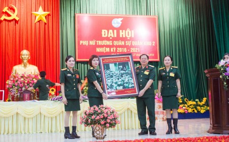 Thiếu tướng Vũ Sơn Hoàng tặng hoa và ảnh chúc mừng Đại hội.