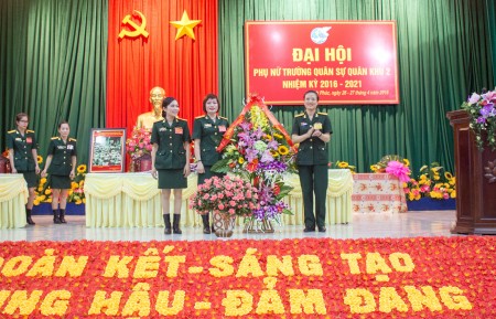 Thượng tá Bùi Thị Lan Phương - Trưởng Ban Phụ nữ Quân đội tặng hoa chúc mừng.