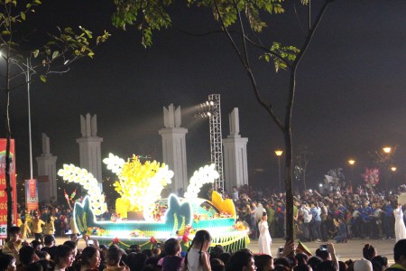Xe biểu tượng bông lúa của phường Minh Nông trong lễ hội dân gian đường phố Việt Trì -  một hoạt động đặc sắc chào mừng Giỗ Tổ Hùng Vương - Lễ hội Đền Hùng năm 2016.