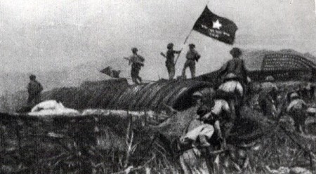 Lá cờ "Quyết chiến quyết thắng" tung bay trên nóc hầm tướng chỉ huy quân Pháp ở Điện Biên Phủ. (Ảnh: Tư liệu)