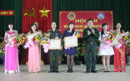 Thượng tá Phạm Minh Phú, Bí thư Đảng ủy, Chính ủy Bệnh viện quân y 109 trao  giải Nhất, Nhì, Ba cho  các cá nhân.