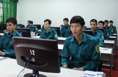 Học viên  đào tạo cán bộ quân sự xã, phường Trường Quân sự Quân khu trong giờ tin học. Ảnh: VIỆT KHÔI