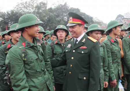 Đại tá Phạm Đức Duyên, Phó Chủ nhiệm Chính trị Quân khu động viên thanh niên huyện Văn Yên, tỉnh Yên Bái lên đường bảo vệ Tổ quốc.