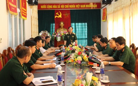  Thiếu tướng Nguyễn Thái Bình, Phó Tham mưu trưởng Quân khu và Đoàn kiểm tra tại Ban CHQS thành phố Việt Trì.
