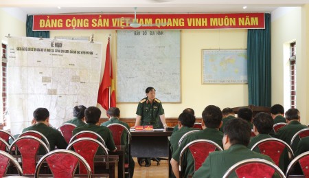 Đồng chí Phó Tham mưu trưởng Quân khu  chủ trì kiểm tra tại Ban CHQS huyện Phù Ninh.