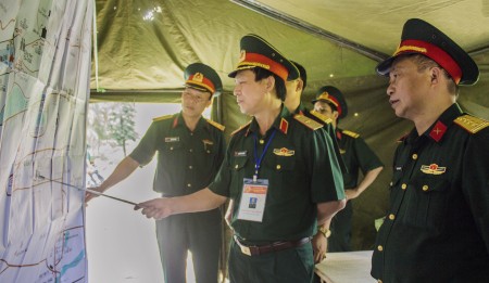Phó Tham mưu trưởng Quân khu kiểm tra phương án bảo vệ giỗ Tổ Hùng Vương - lễ hội Đền Hùng tại Sở chỉ huy nhẹ Bộ CHQS tỉnh.